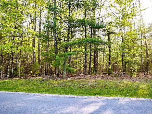 301 Royal Oaks Dr, Daniels, WV 25832