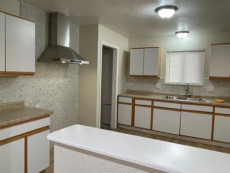 26325 Notre Dame St — Photo 21