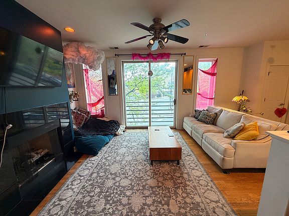 3rd image of 842 N Racine Ave Unit 202