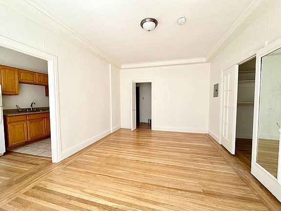 3rd image of 315 Hyde St APT 201