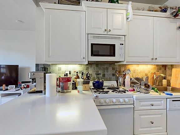 4th image of 50 W 72nd St APT 1110