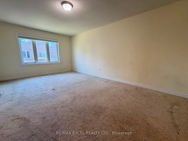 27 Manston Cres — Photo 2