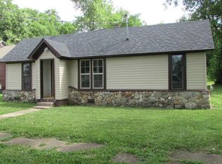 319 E 4th St, Willow Springs, MO 65793