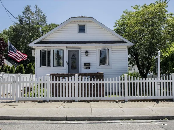 1009 Lewiston Street, Franklin Square, NY 11010
