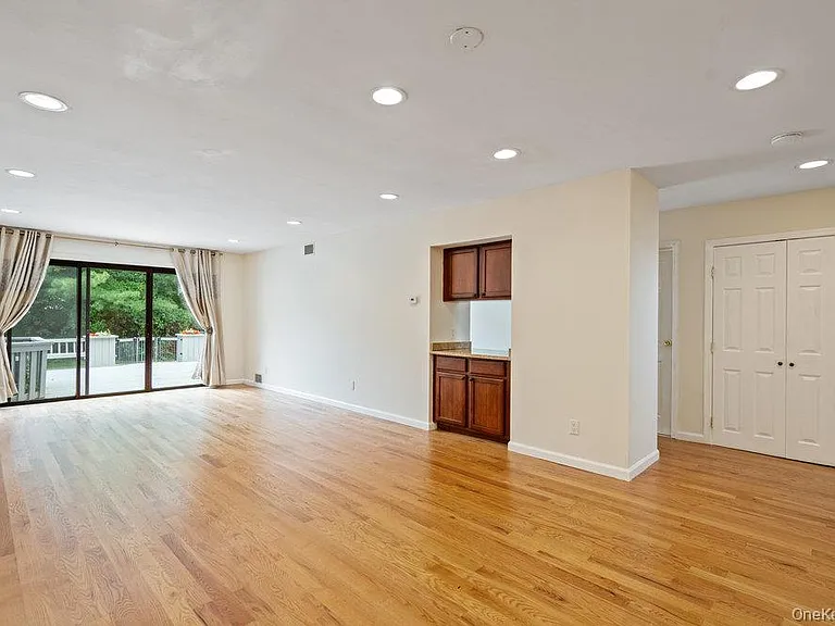 90 Foxwood Dr — Photo 5