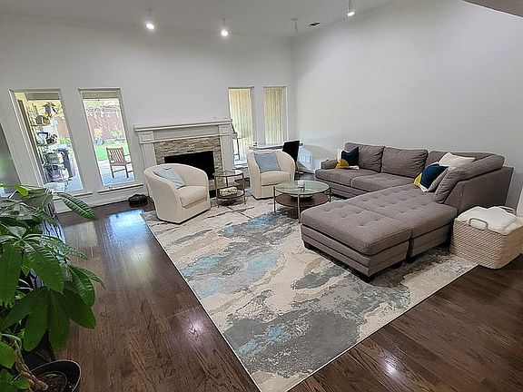 3rd image of 2203 Bluebonnet Dr