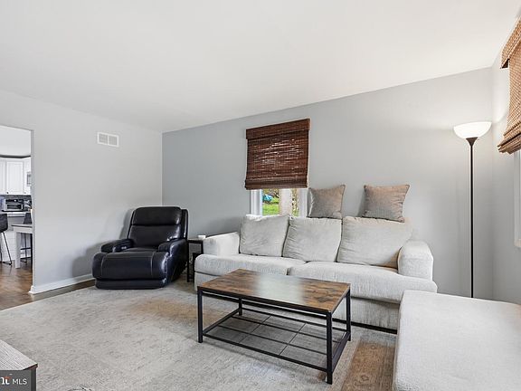 3rd image of 15 White Clay Dr