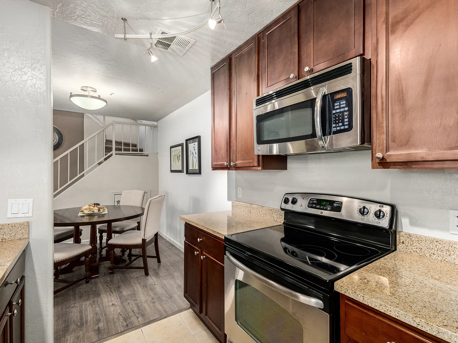 2 bed, 1034 sqft, $2,000 — Photo 4