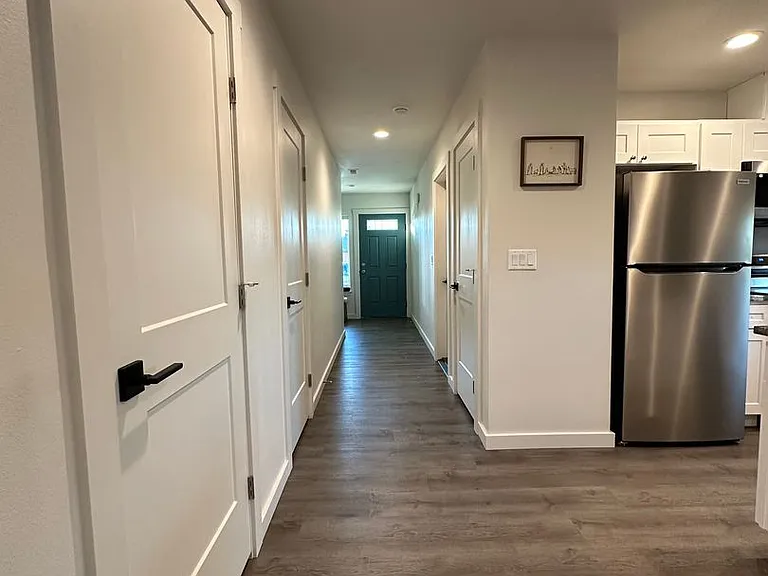 527 S Canterbury Ln — Photo 2