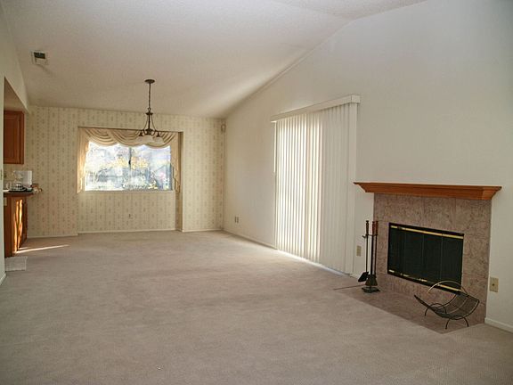Living room w/ fire place