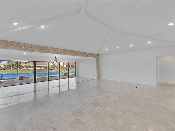5th image of 4989 Pineview Cir