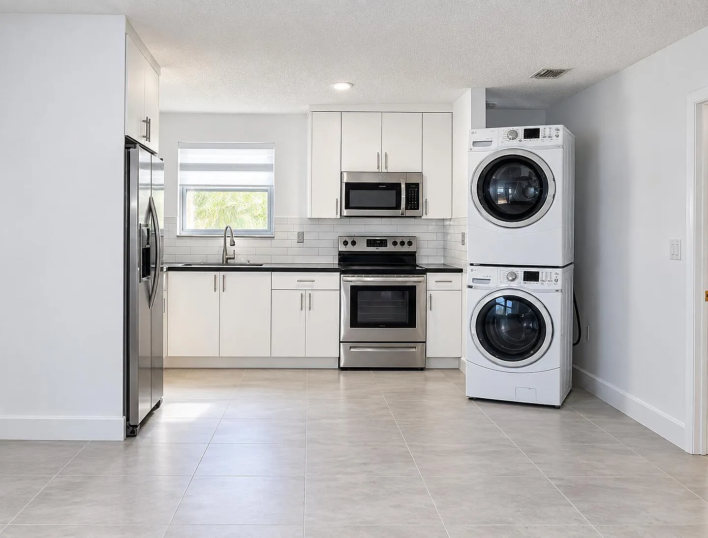 2 bed, 1.0 bath, 2160 sqft, $2,450 — Photo 2