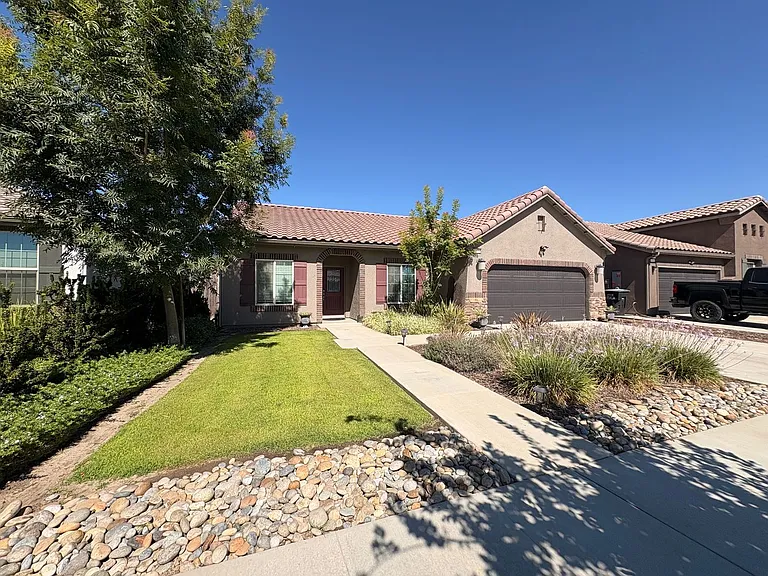 1121 S Manzanita St — Photo 2