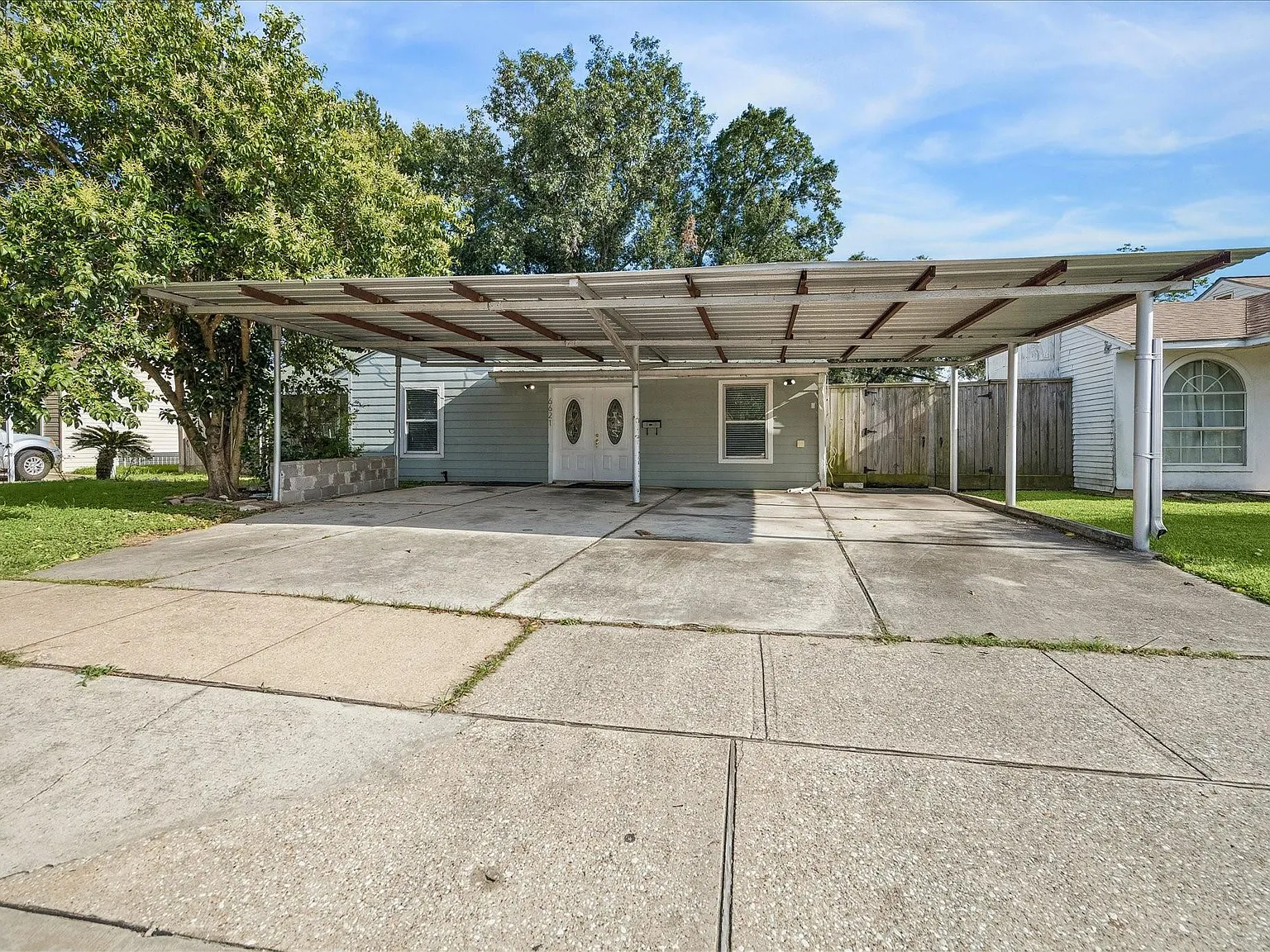 4 bed, 2.0 bath, 2149 sqft, $2,300 — Photo 2