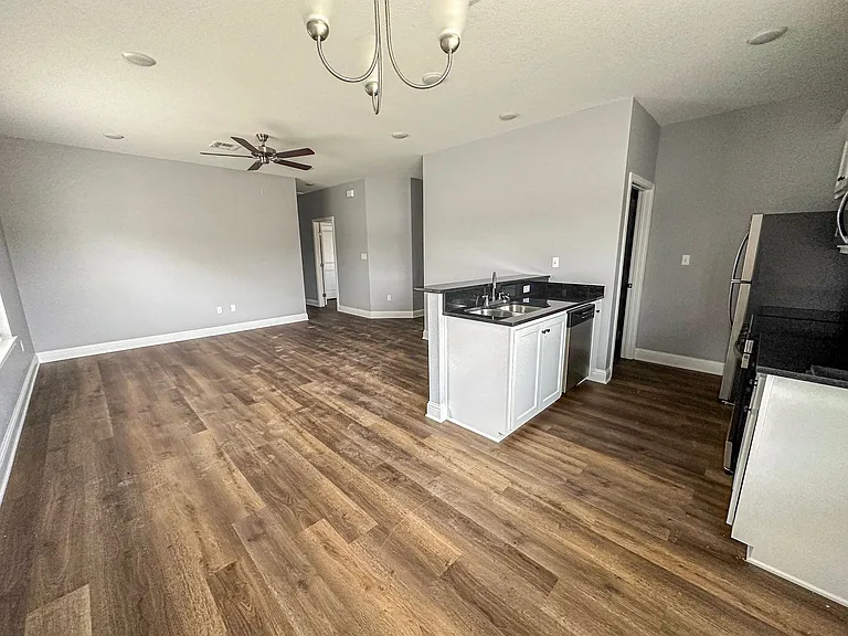 100-102 Vitava Dr W — Photo 3