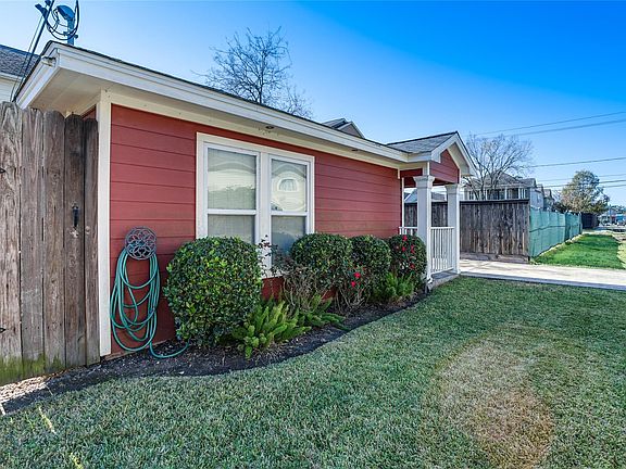 3rd image of 910 W 9th St