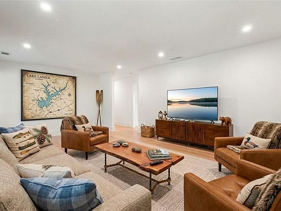 4th image of 745 NW Honeysuckle Rd