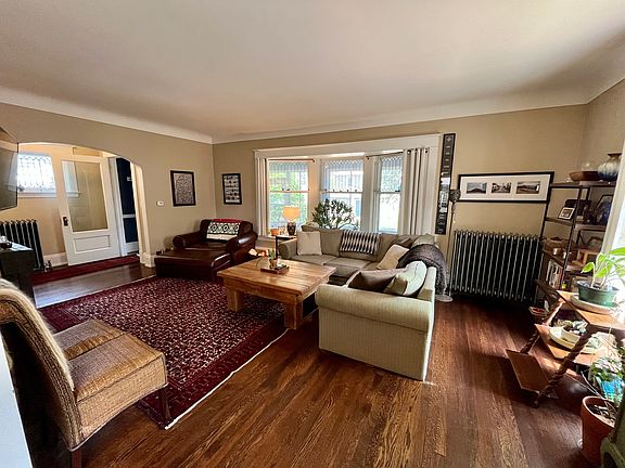 5th image of 157 Benjamin Ave SE