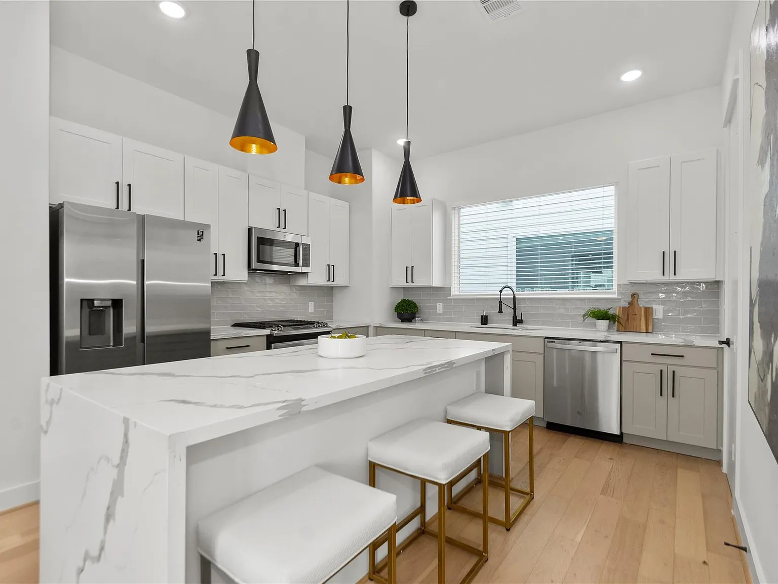 3 bed, 3.5 bath, 1720 sqft, $2,700 — Photo 1