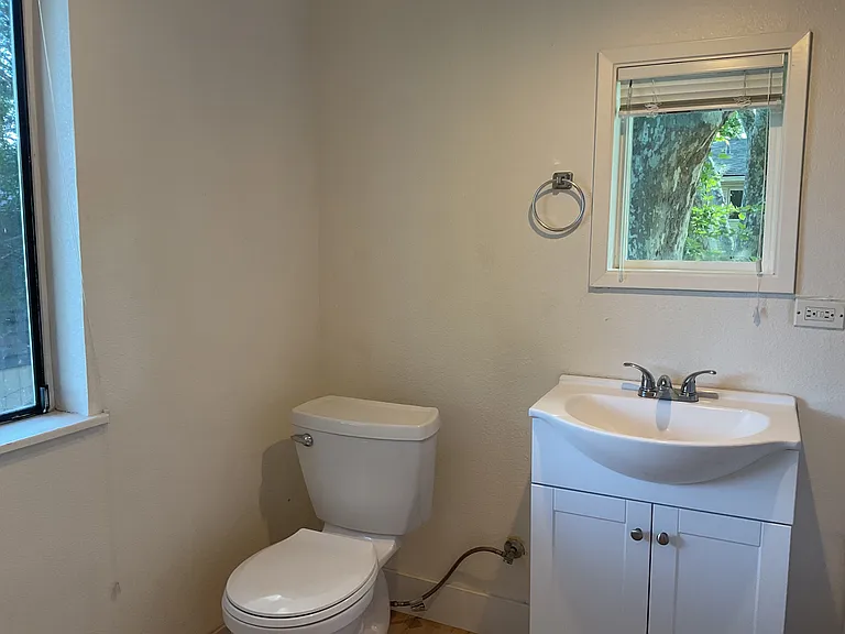 660 Vallombrosa Ave #B — Photo 7