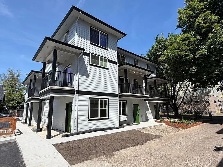 Brand New 2 bedroom 1.5 bath unit — Photo 18