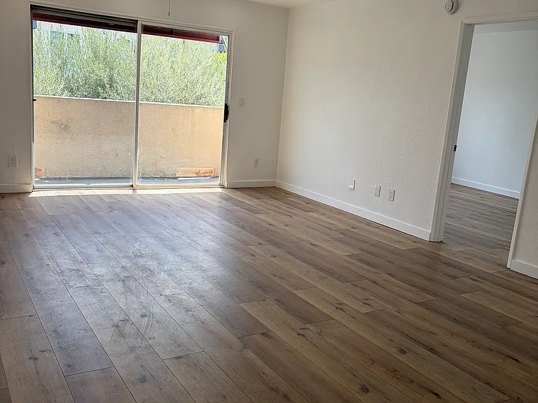 5257 Willowcrest Ave — Photo 3