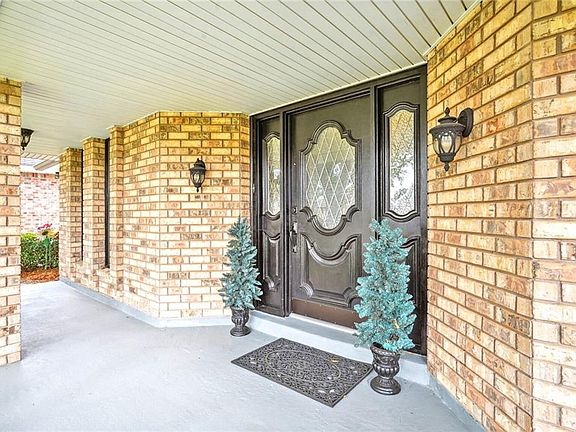 3rd image of 38 Burleigh Ct N