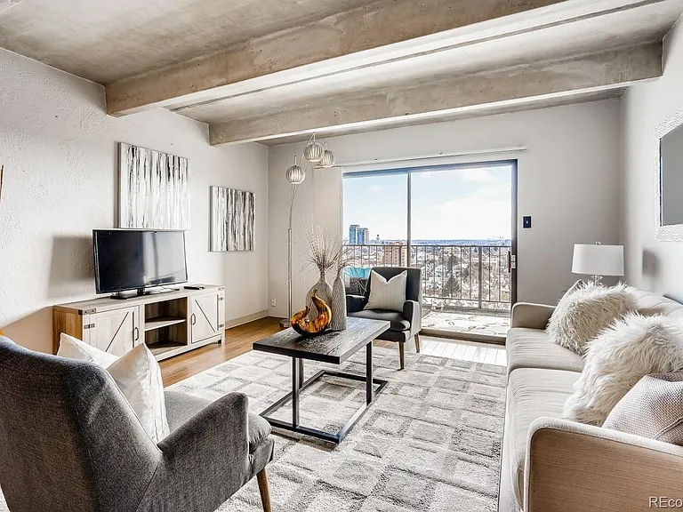 1433 N Williams St #Penthouse 5 — Photo 1