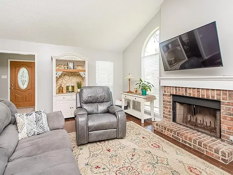 105 Larchwood Dr — Photo 21