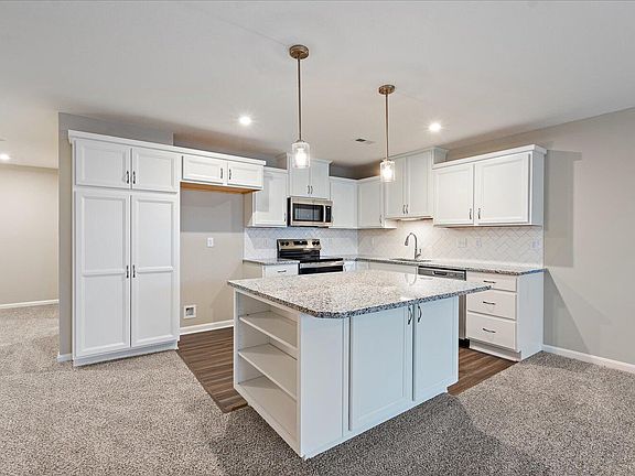 3rd image of 746 Crescent Lndg