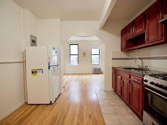 3rd image of 160 Allen St APT 5