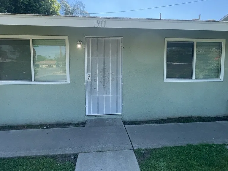 1911 W Princeton Ave — Photo 1