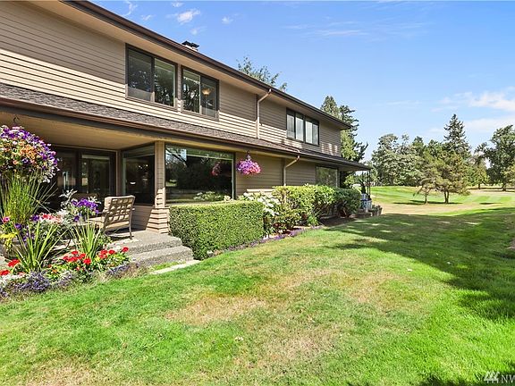 Step directly onto a large common-area lawn from your private patio and enjoy sweeping views of the golf course.