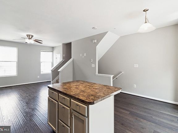 5th image of 815 Croggan Cres
