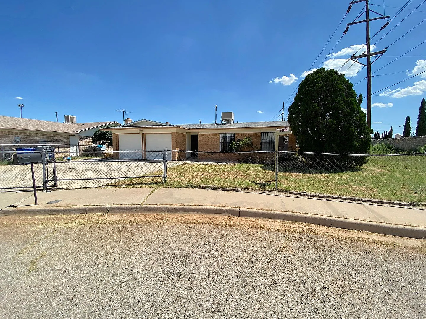 Northeast El Paso 3bed/2bath with Refrig A/C! — Photo 1