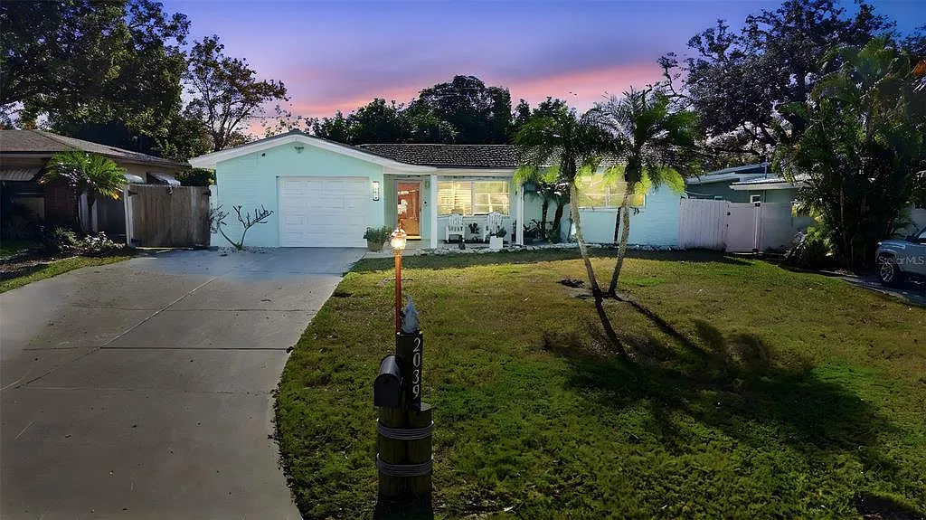 3 bed, 2.0 bath, 1394 sqft, $2,800 — Photo 2