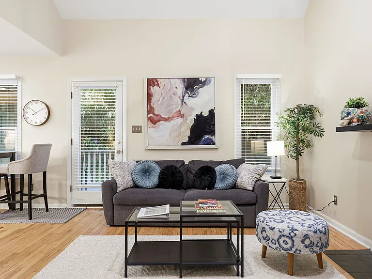 1502 Hollywood St — Photo 4