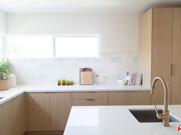 2nd image of 6541 De Longpre Ave #1/2
