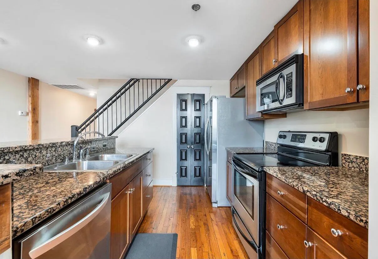 1 bed, 1.5 bath, 1066 sqft, $1,900 — Photo 4