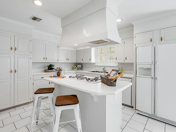 5th image of 256 Monteigne Dr