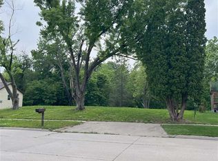 1445 Valley View Dr, Coralville, IA 52241