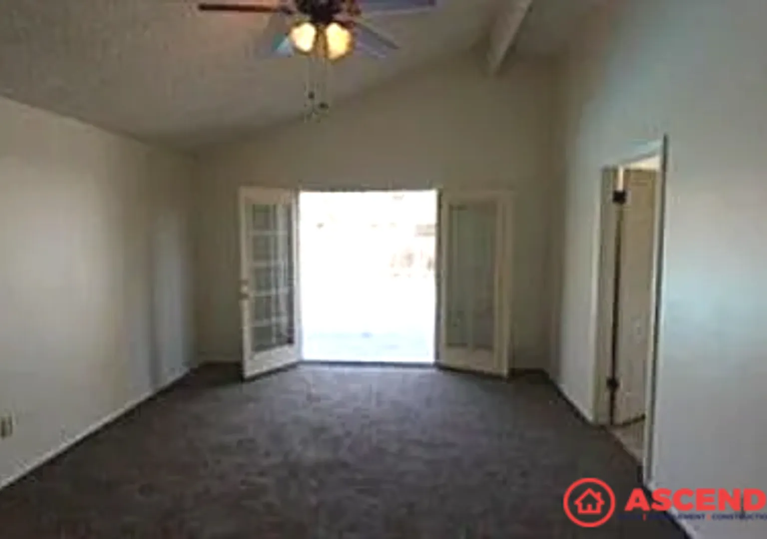 Spacious 4BD/2BA Home in Bakersfield's 93308 Fireplace, Pool, Pets Welcome! — Photo 4