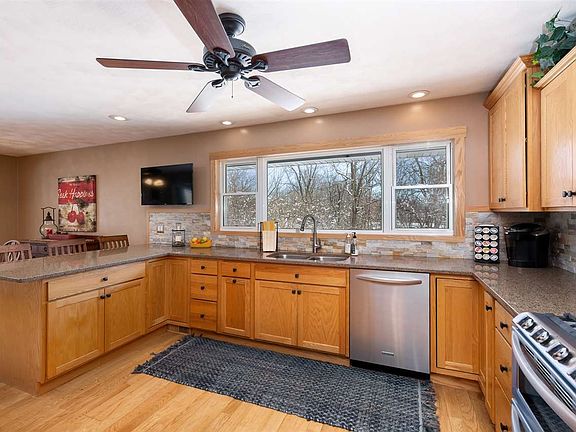 3rd image of 17 Mary Lane Ct