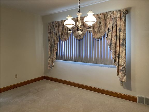 4th image of 1575 Woodlawn Dr