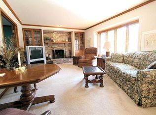 W225N2853 Foxwood Ln, Waukesha, WI 53186