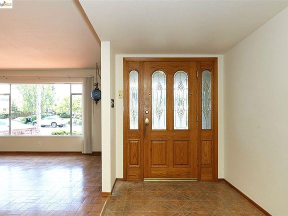 3rd image of 2342 Lakeview Dr