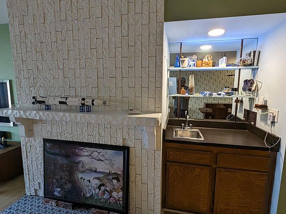 Fireplace (non operational, it's just an empty storage area.