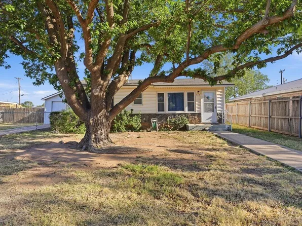 705 11th St, Shallowater, TX 79363