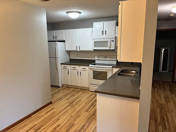 2nd image of 2258 Pinehurst Ln #2258