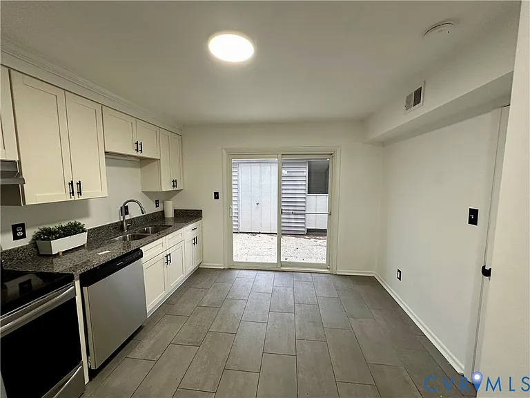 70 Summer E — Photo 3